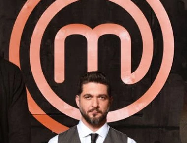 Masterchef: Εκνευρισμός του Σ. Κοντιζά για τον διαγωνιζόμενο που άγγιζε το κρέας με γυμνό και λερωμένο χέρι (βίντεο)